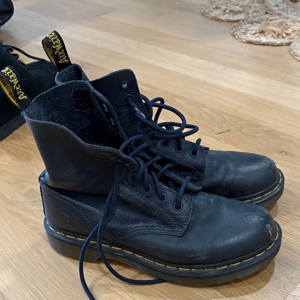 Dr. Martens navy Leather Boots